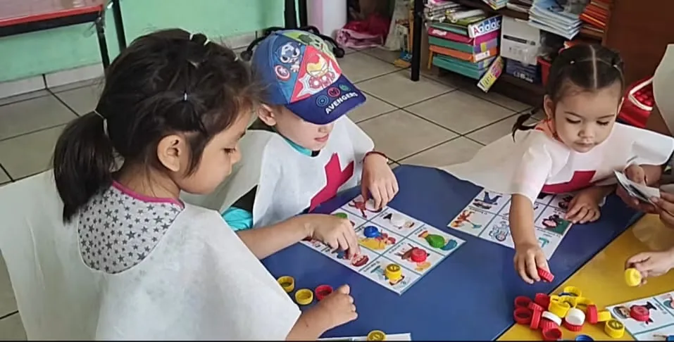 Actividad educativa práctica en Colegio Creactivo