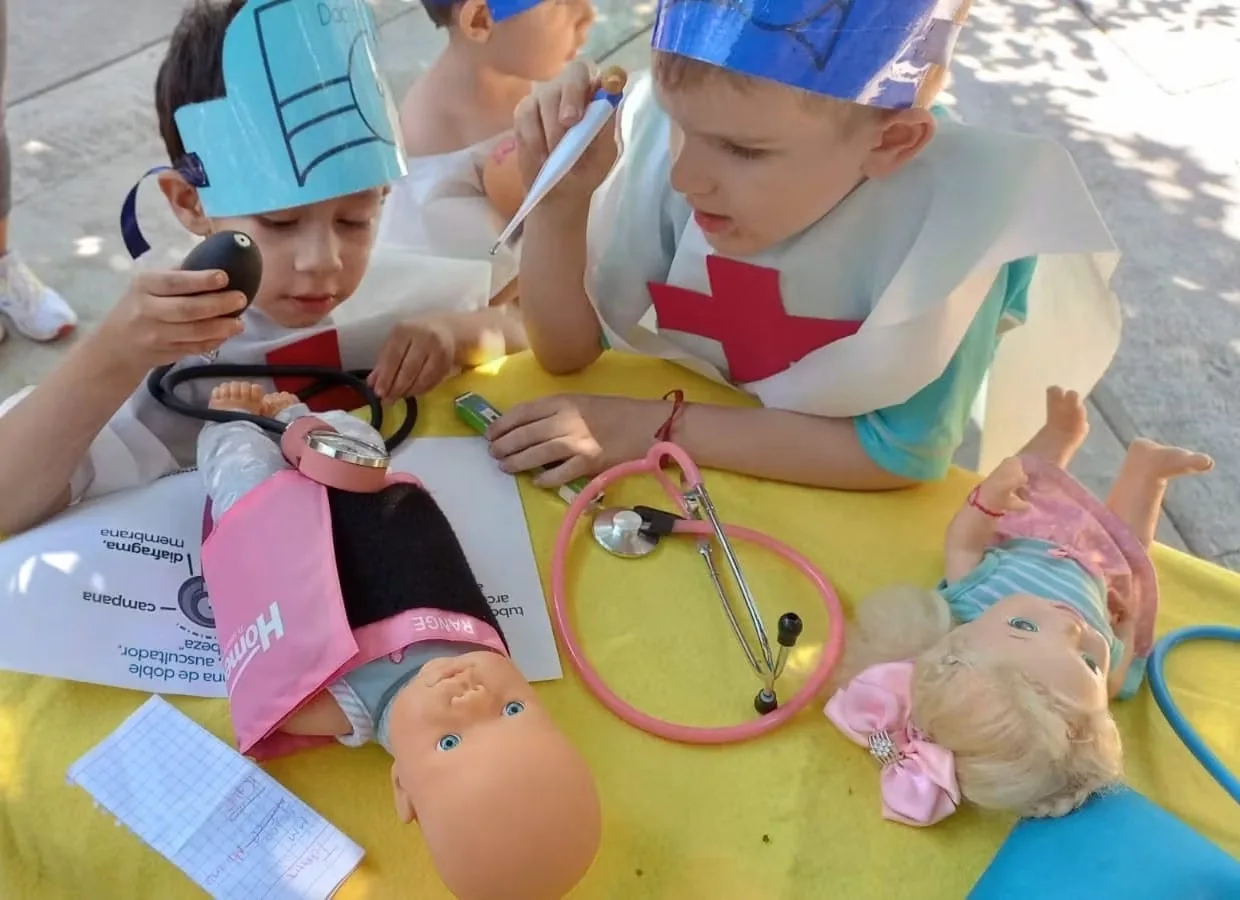 Niños aprendiendo mediante juego de roles y experiencia práctica