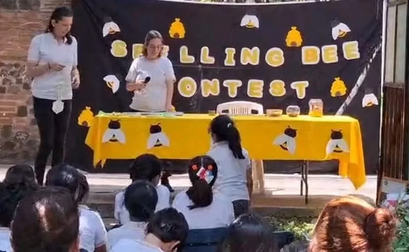 Actividad bilingüe con alumnos y docentes